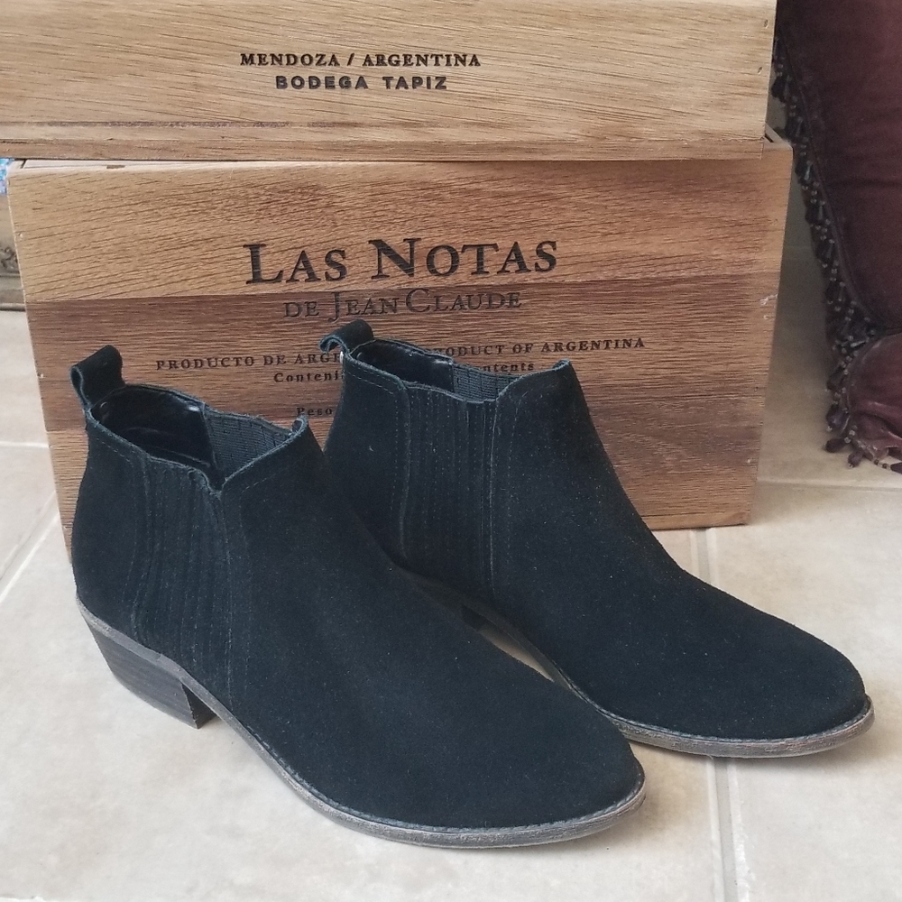 Steve Madden Tallie size 7 black suede bootie